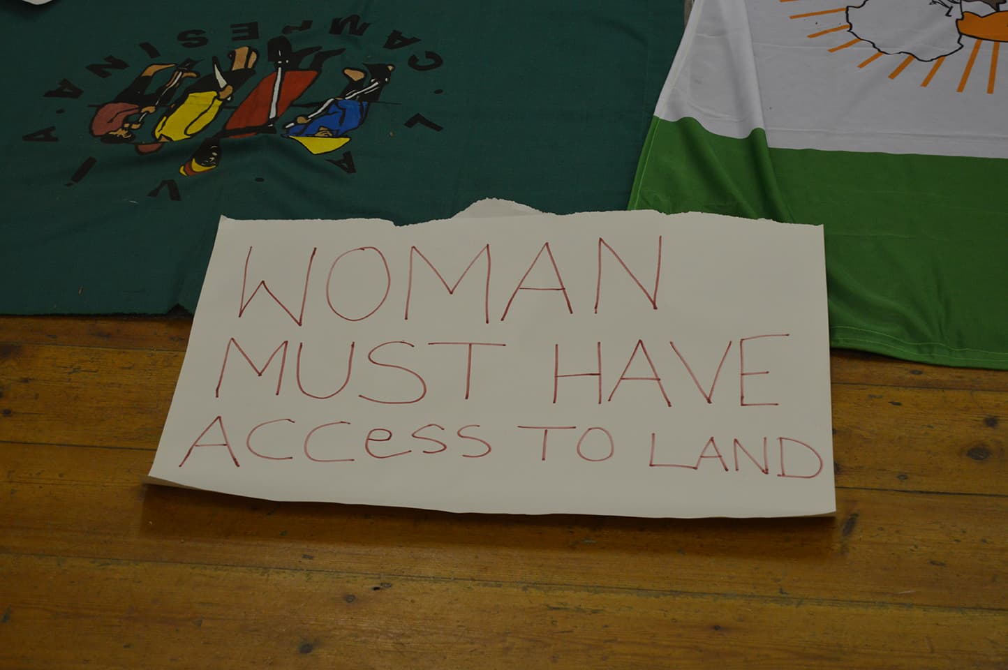 Une banderole réclame le droit des femmes à avoir accès à la propriété de terres en Afrique du Sud, pour le Surplus People Project, partenaire du CCFD-Terre Solidaire